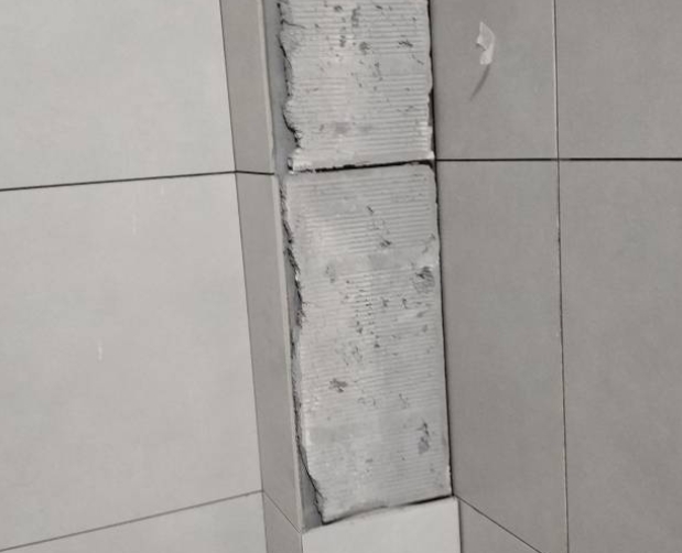 广东瓷砖空鼓维修公司分享下瓷砖施工前基层浇水润湿程度不足，可能导致以下问题